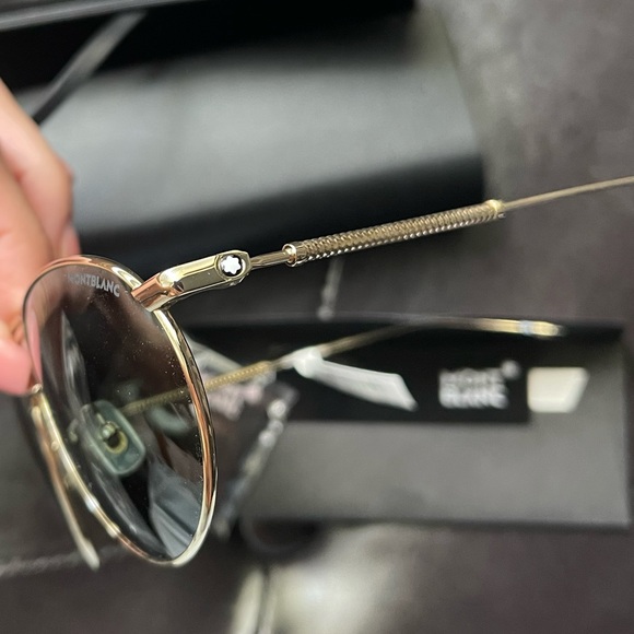 New with case MONTBLANC
61MM Pilot Sunglasses
YELLOW GREEN, One Size - Picture 17 of 17